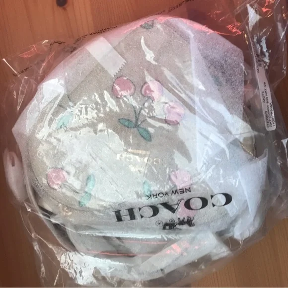 🍒❤️ Heart Crossbody In Signature Canvas With Heart Cherry Print - Picture 9 of 16